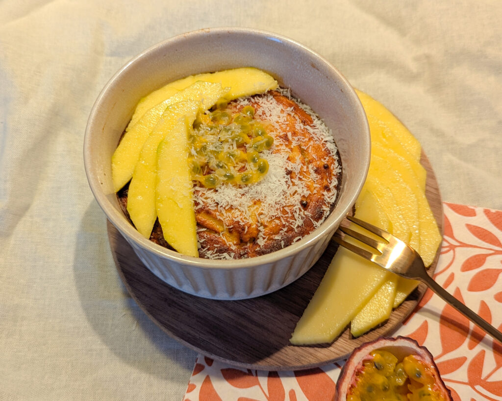 Bowlcake à la farine de coco servi avec tranches de mangue et coco râpée