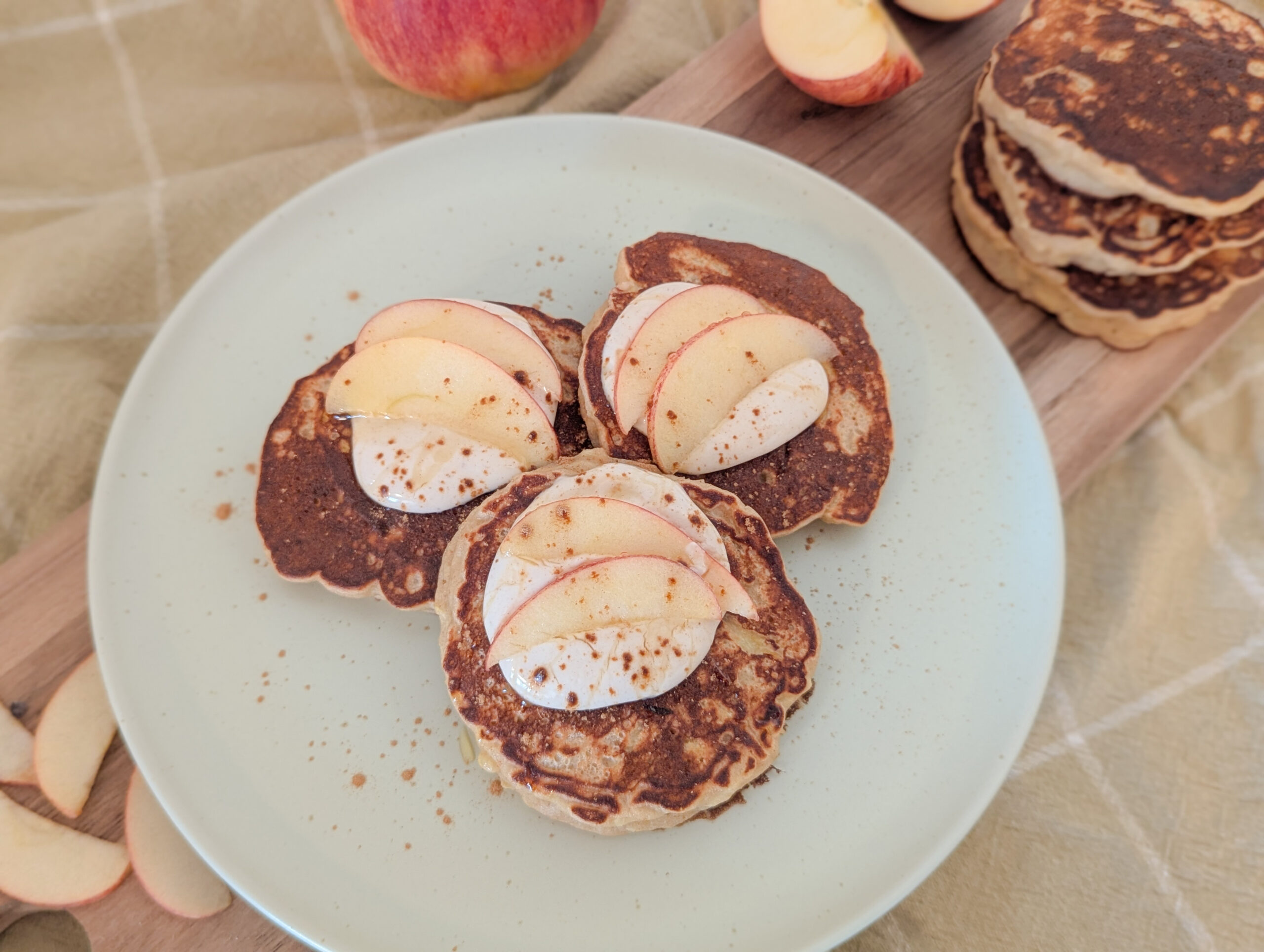 Galettes moelleuses aux pommes et au séré, garnies de lamelles de pommes fraîches et d’une touche de cannelle.
