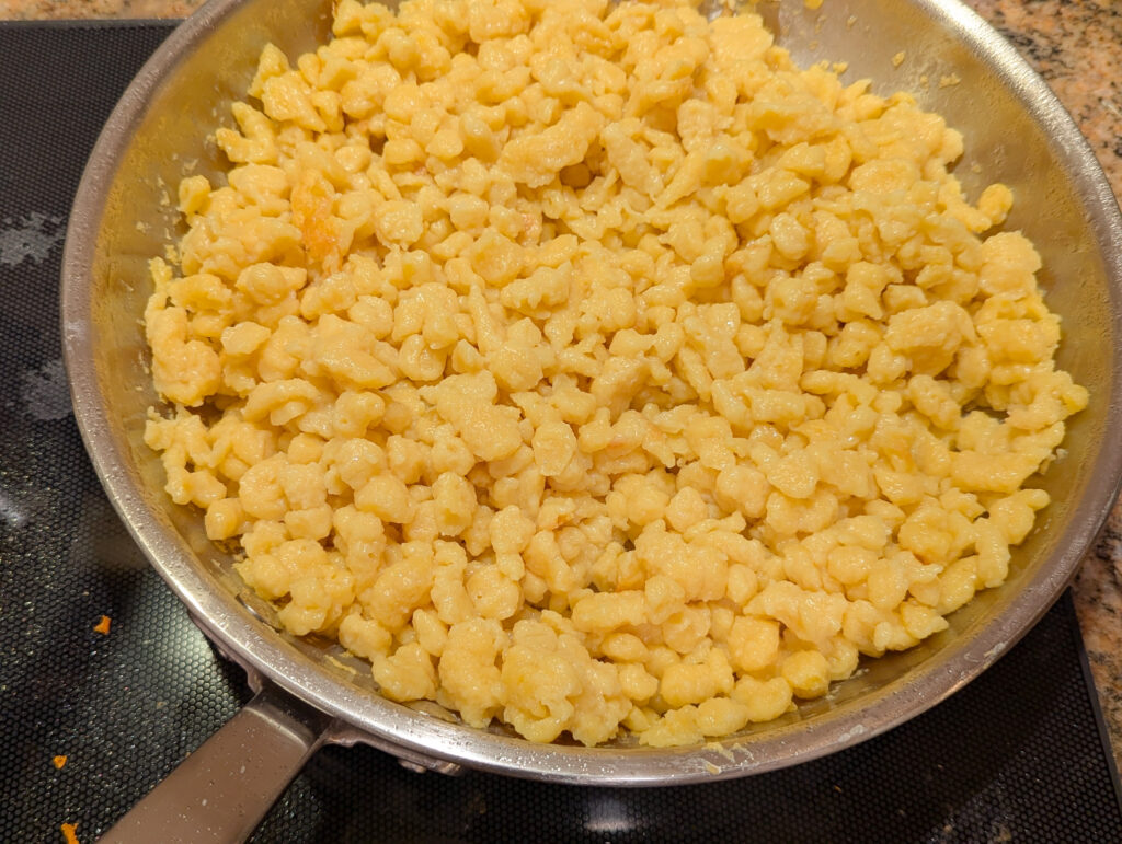 spätzlis en train de griller dans la poêle