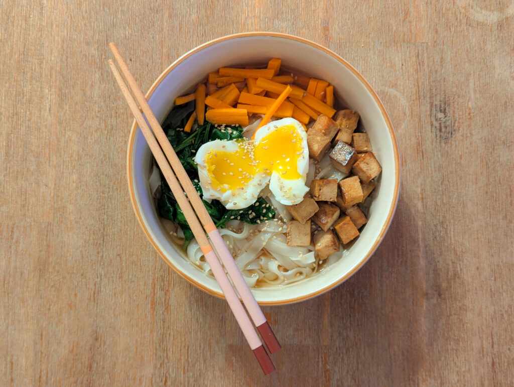 Ramen végétarien à la citronnelle & tofu caramélisé