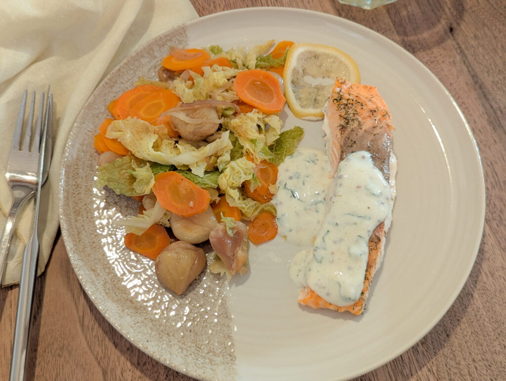 assiette de Poêlée de chou frisé et saumon en papillotte