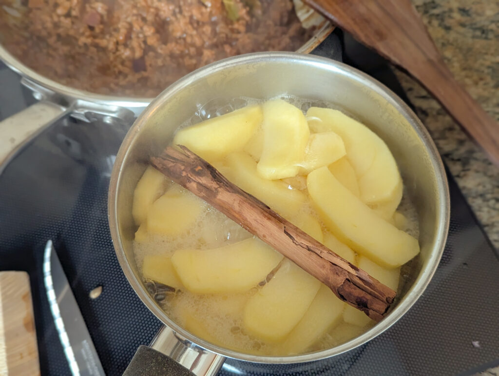 compote de pomme maison en préparation pour accompagner les cornettes à la viande hachée