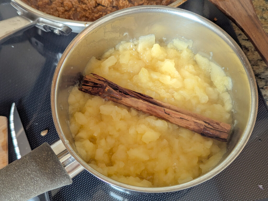 compote de pomme maison en préparation pour accompagner les cornettes à la viande hachée