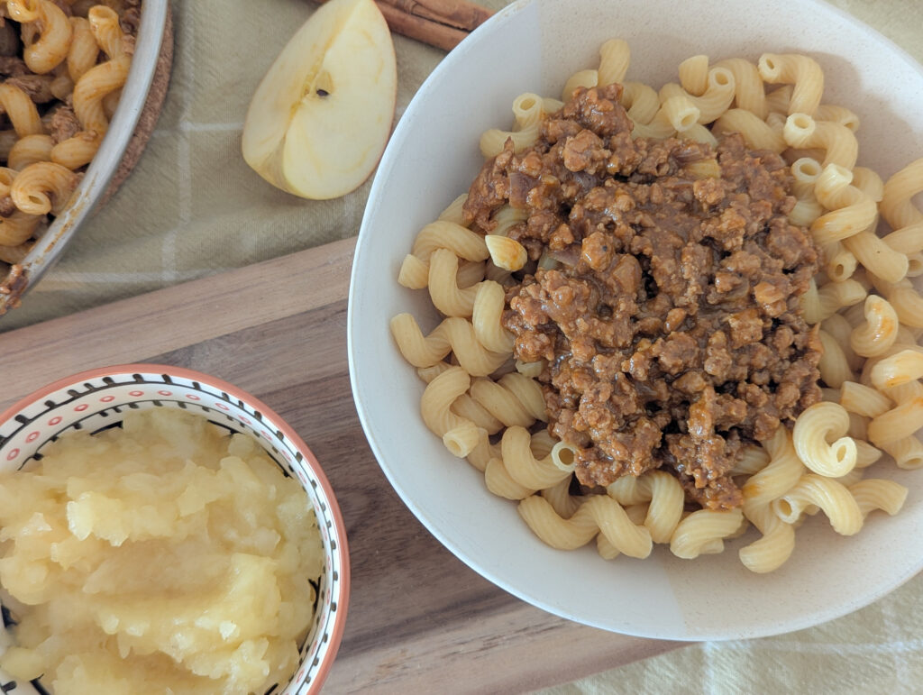 plat de cornettes à la viande haché avec compote de pommes maison