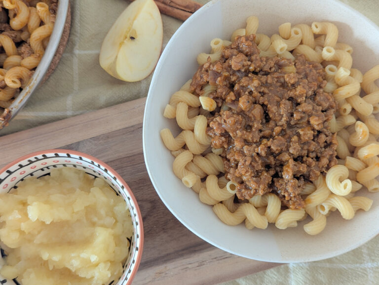 Cornettes complètes à la viande hachée et compote de pommes maison, plat équilibré et réconfortant d’automne.