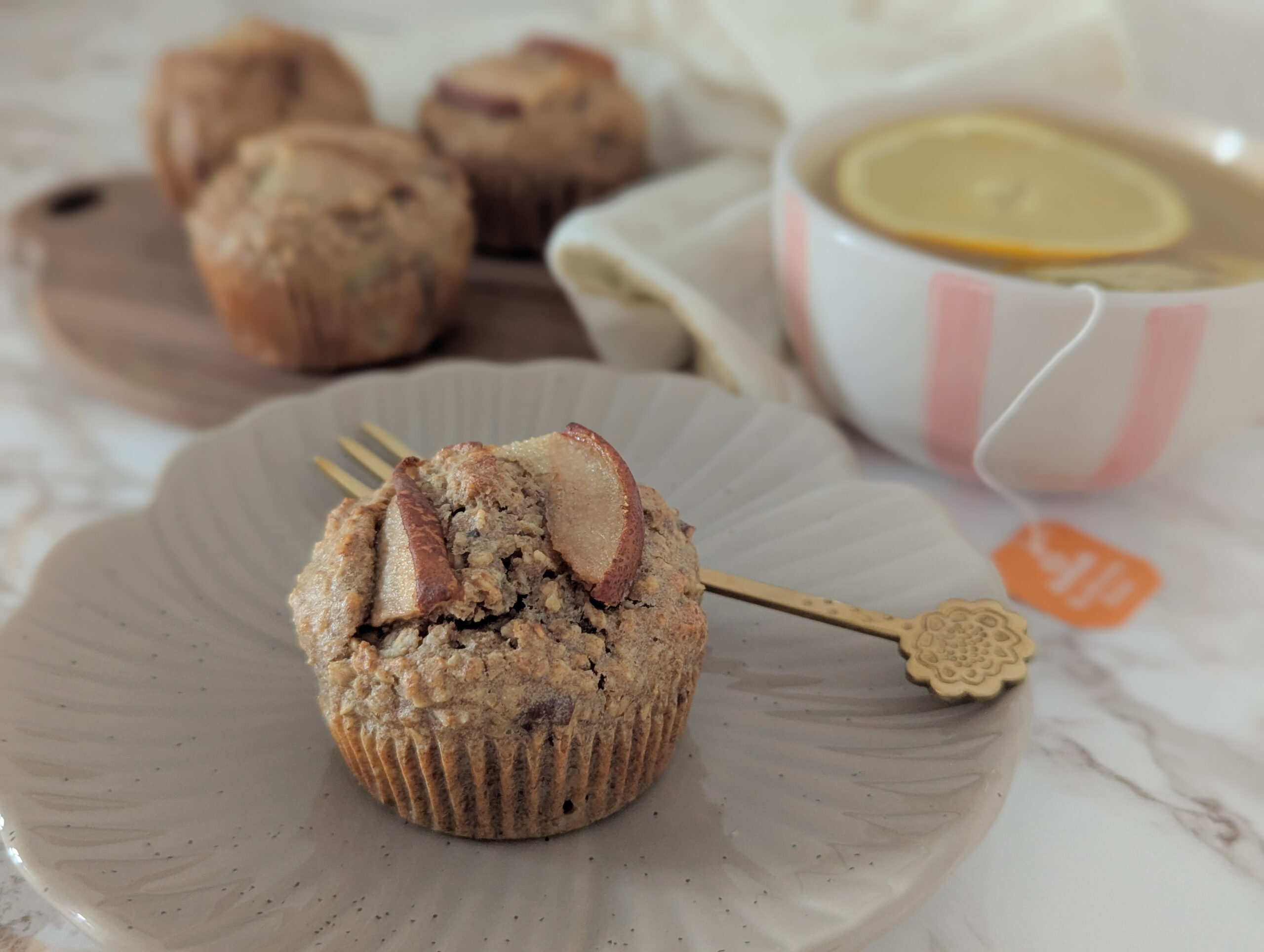 Muffins avoine, poire & éclats de noix