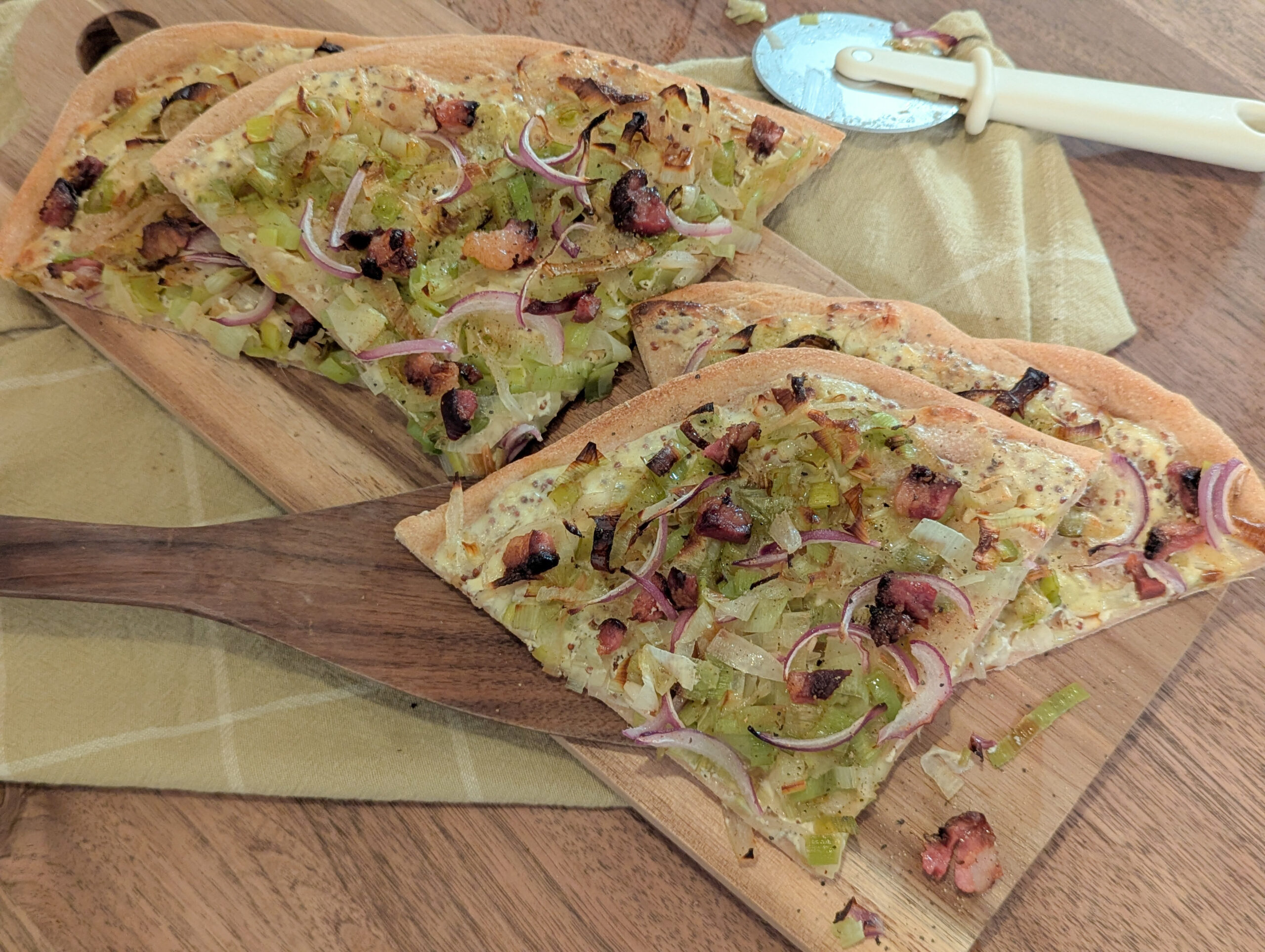 Pizza poireaux automnale, flammkueche maison, pizza rustique, pâte à pizza complète, recette poireaux séré, repas d’automne équilibré