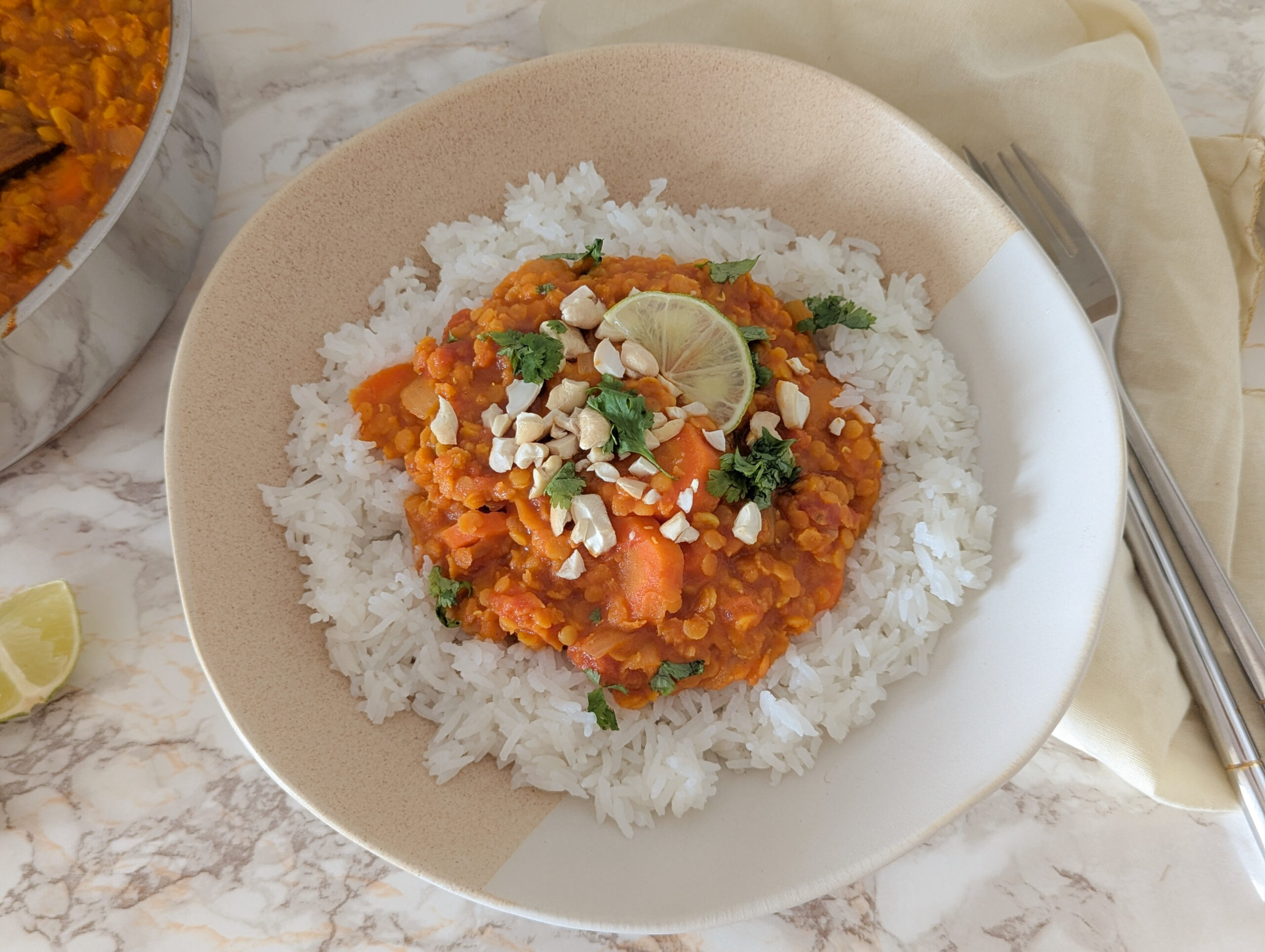 Dahl de lentilles corail à la tomate & lait de coco