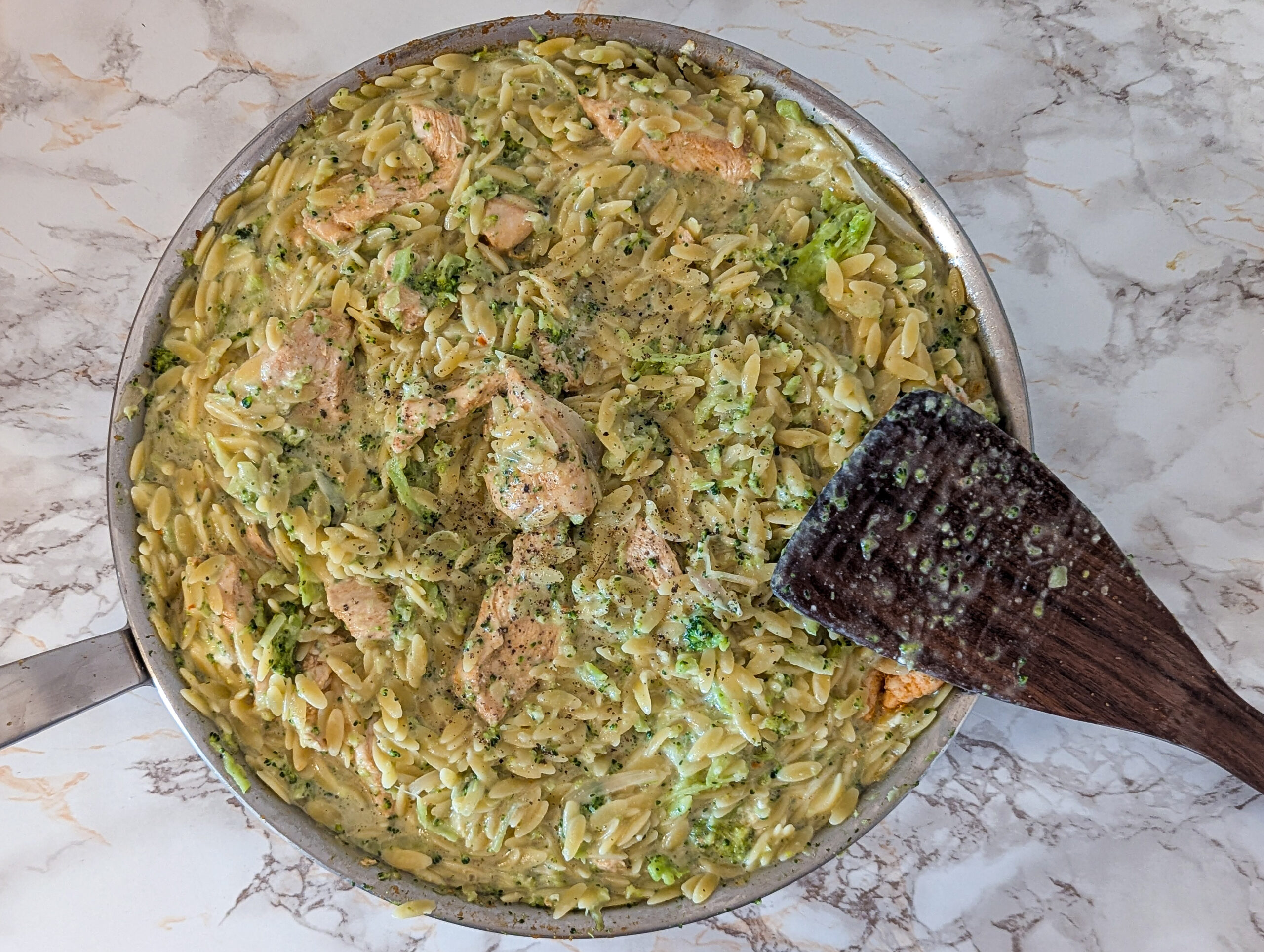 Orzo crémeux à la feta, brocolis & poulet émincé
