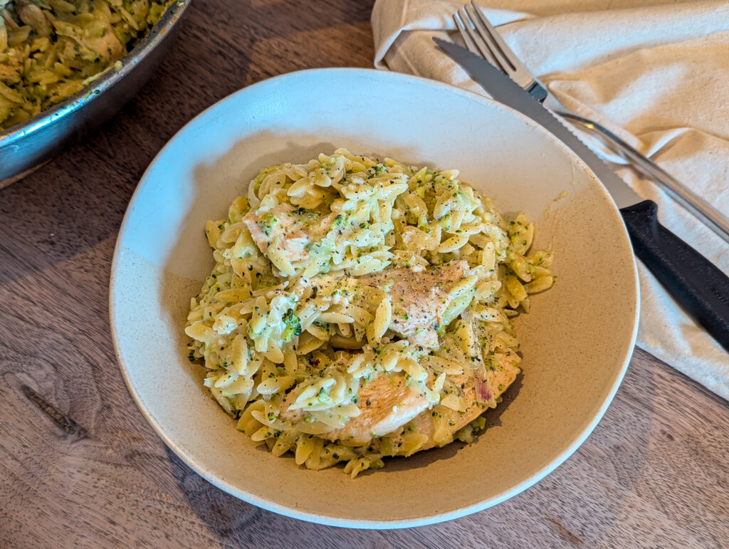 assiette de one pot orzo brocoli poulet et feta