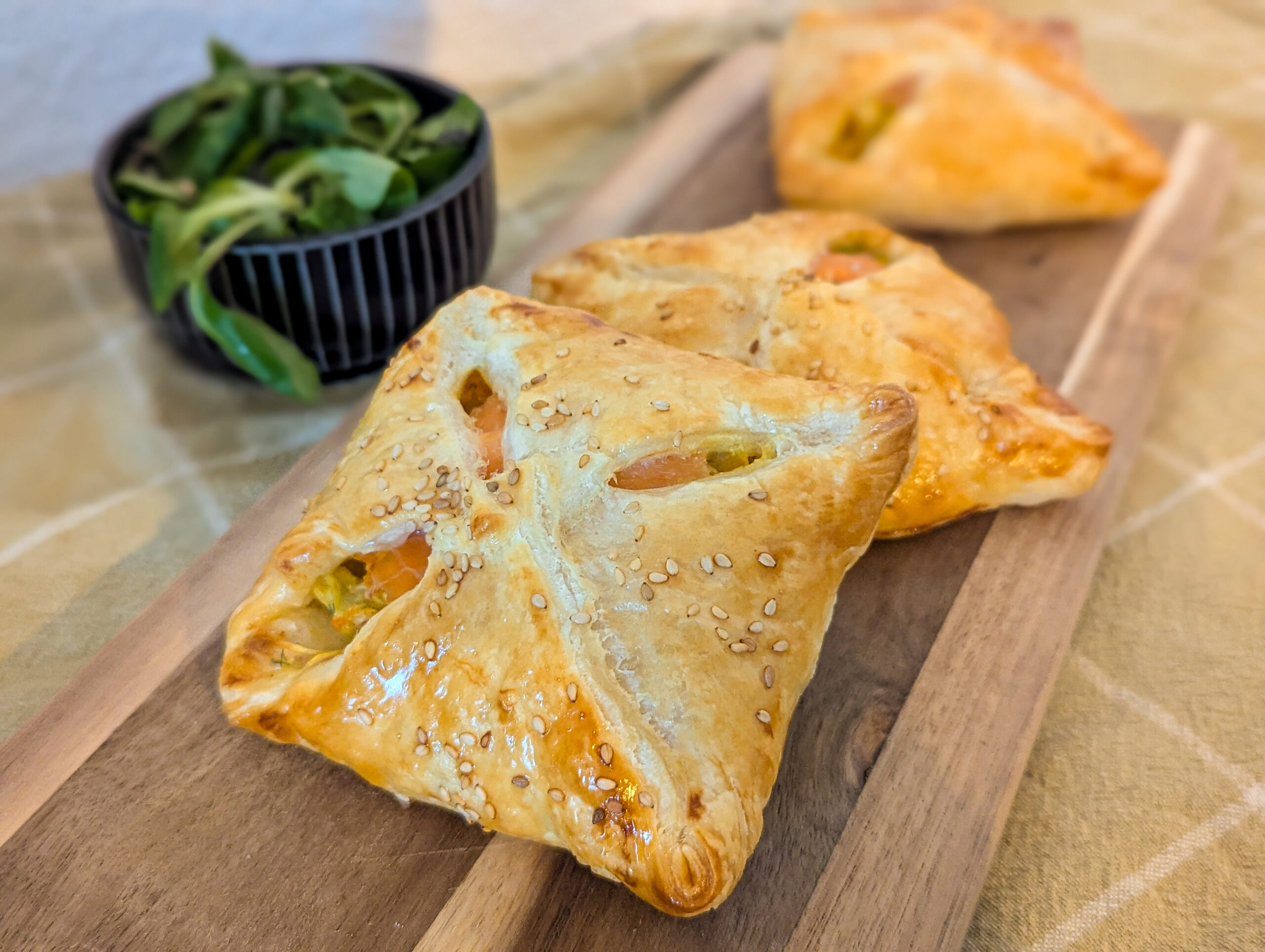 Feuilletés aux poireaux, carottes, saumon fumé & ricotta