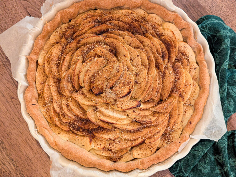 Tarte maison pommes–banane avec sucre épicé, présentée dans son moule et vue de dessus.