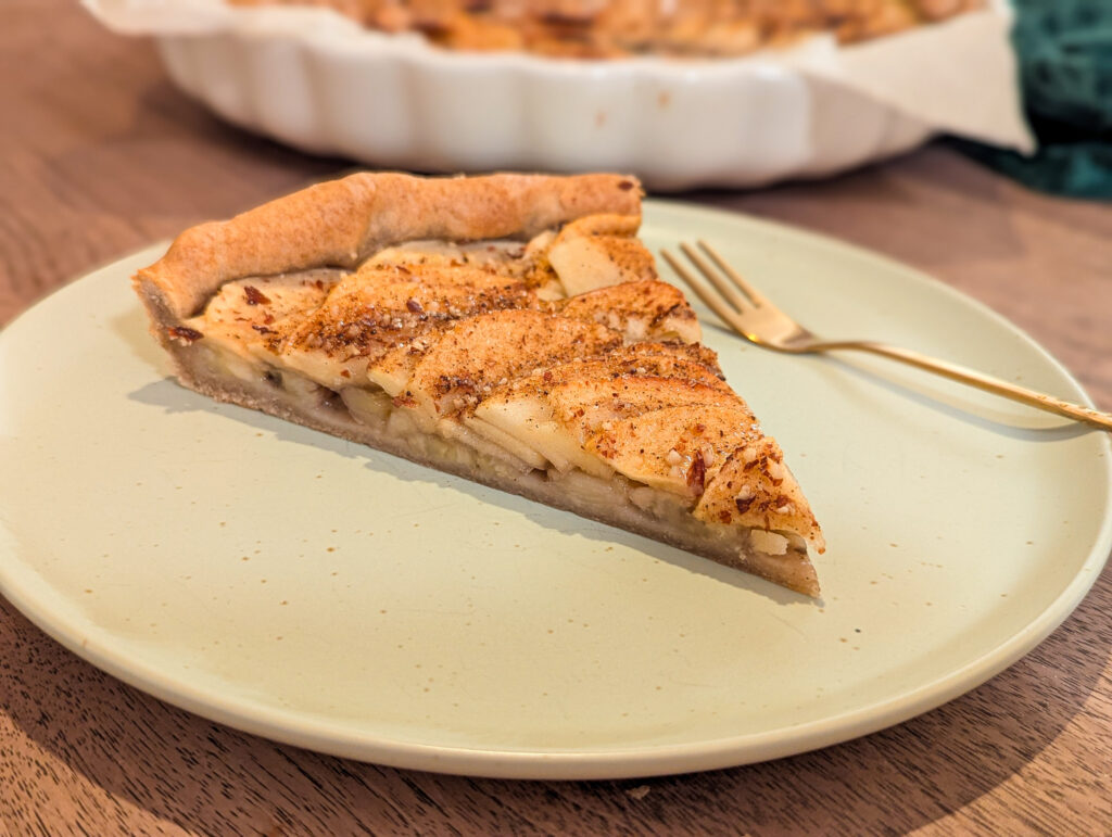 tranche de tarte aux pommes avec fond banane