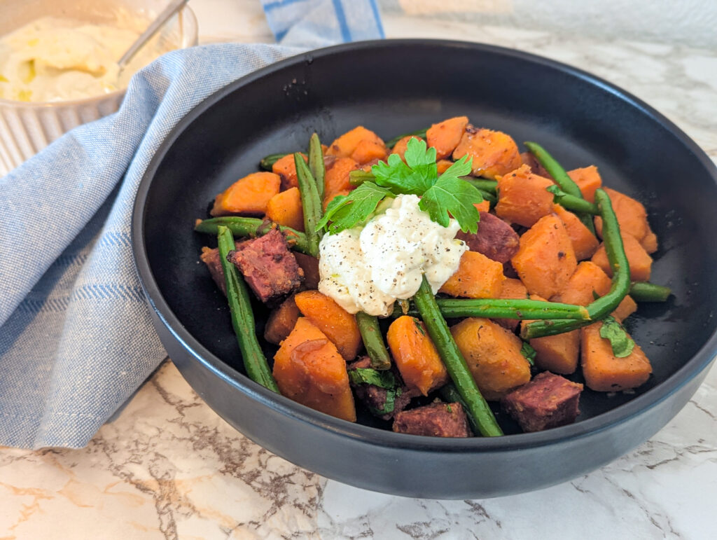 poêlée servie dans assiette avec crème ricotta