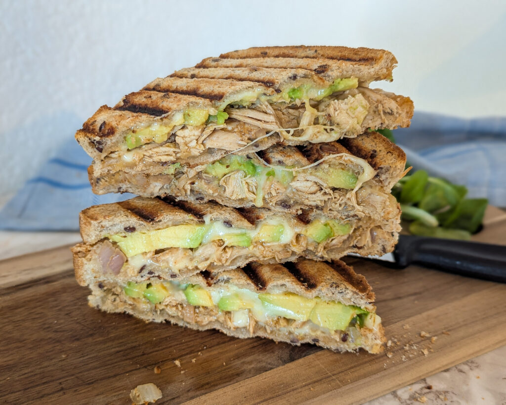 Croque-monsieurs au poulet effiloché et avocats