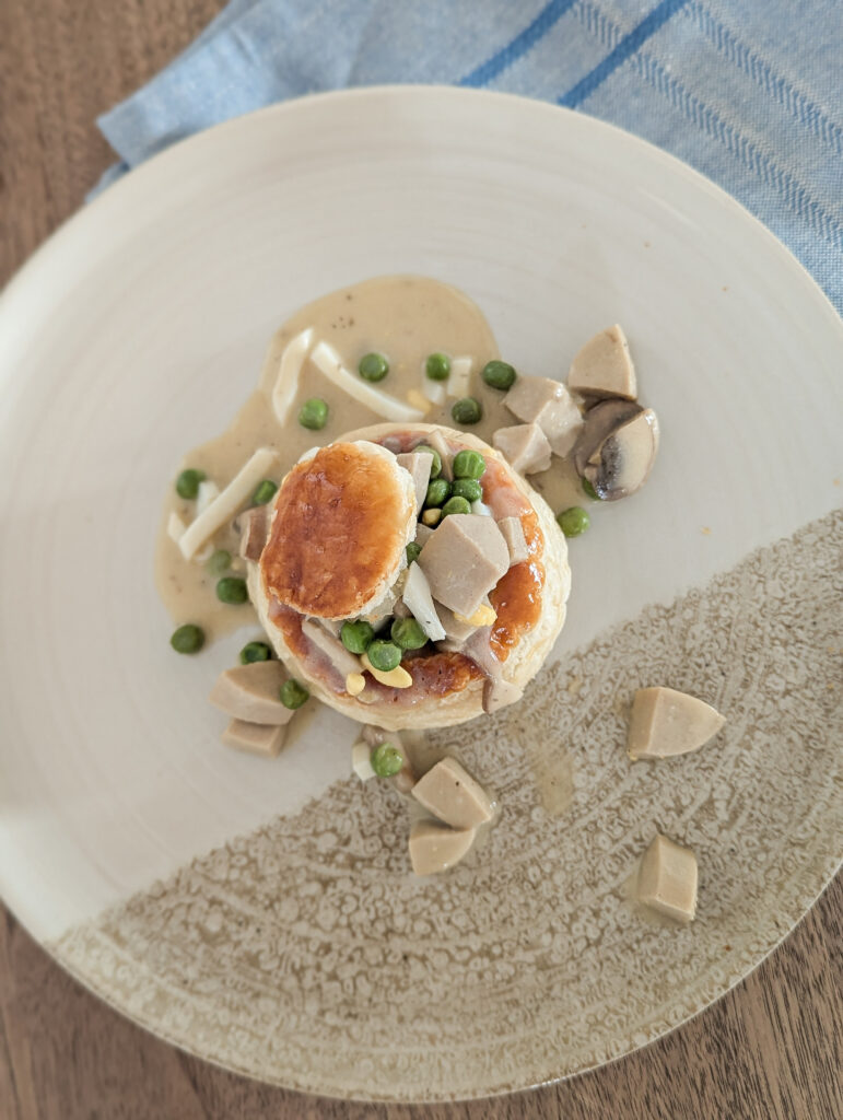 vol-au-vent garni de sauce maison présenté dans assiette