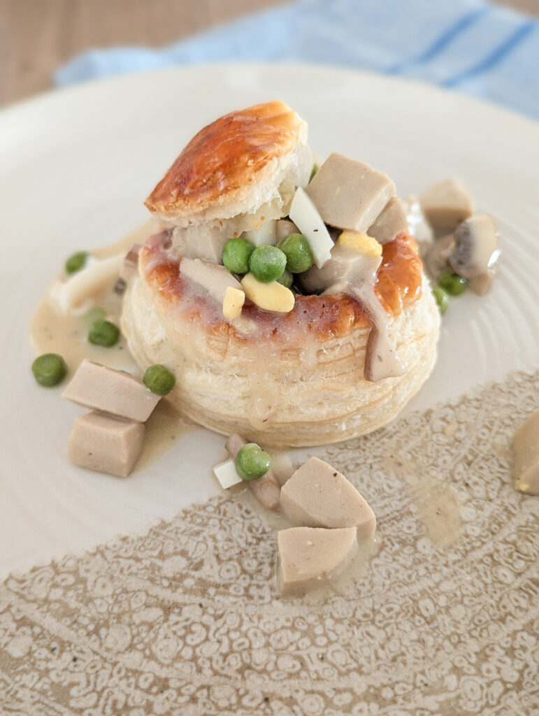 vol-au-vent garni de sauce maison présenté dans assiette