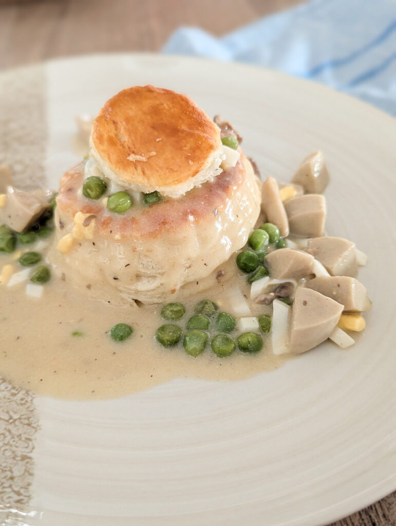 vol-au-vent garni de sauce maison présenté dans assiette