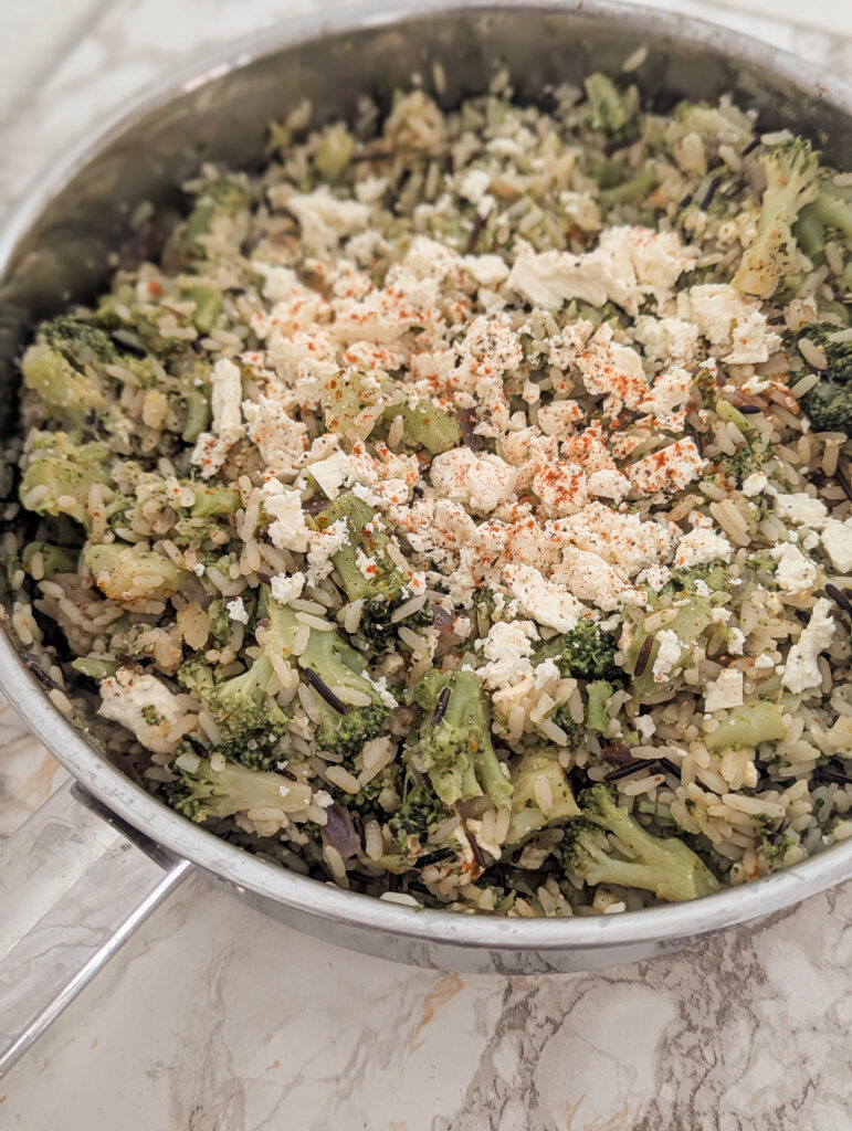 one pot de riz sauvage avec brocolis et feta.